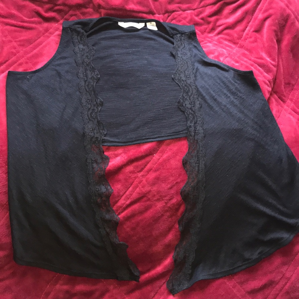 Short sleeve vest shirt.